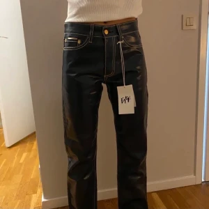 Eytys cypress byxor - As balla byxor från eytys som tyvärr inte passar mig! Dessa är använda 2 gånger av personen jag köpte dessa av här på Plick!  