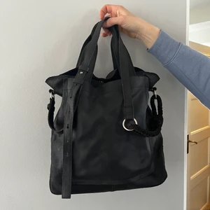 Svart Zign shoppingbag - Svart skinnväska från märket Zign. Fack inuti för plånbok/ mobil samt ett större fack på utsidan. Väskan har justerbart axelband. Måtten är 33x34x11 [cm]. Nypris ungefär 700kr. Skriv gärna om du vill ha mer bilder. Frakt ingår ej.
