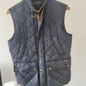 Polo Ralph Lauren väst  - Super fint skick. Sitter mer som en medium 