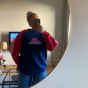 Vintage sweatshirt Adidas  - Sweatshirt från Adidas, köpt secondhand men i mycket fint skick. Sitter som storlek S-M💕