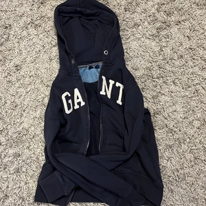 GANT  - Tröjan håller värmen och är i ett bra skick köpt för 750-850kr säljer för 400kr. Tröjan skulle passa till en 12-13 åring.  Kontakta mig om du är intresserad eller ngt annat! 