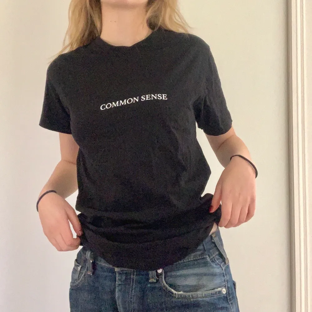 Svart T-shirt med tryck som säger ”common sense”. minns inte vart jag köpt den, bra skick 👍👍. T-shirts.