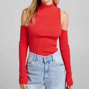 Bershka stickad topp - Långärmad stickad topp från Bershka med cut-out. Aldrig använd, endast testad. Storlek S💕