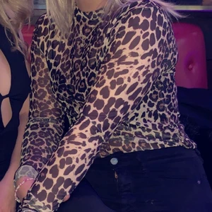 Leopard tröja - En super snygg tröja i mesh material med leopard mönster 