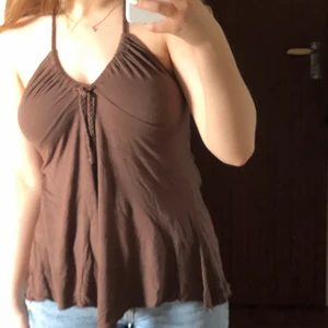 Fint brunt linne i storlek M/L🤎 - Brunt linne🤎 Likadant som mitt förra upplägg fast i brun. Banden är korsade i ryggen och även flätade. Väldigt fint och luftigt. Fint till sommaren.☀️💛 Också väldigt stretchigt. Jag är egentligen storlek S och har behövt knyta banden i nacken. Tror att det sitter bättre på en person som har storlek M/L🤎🤎