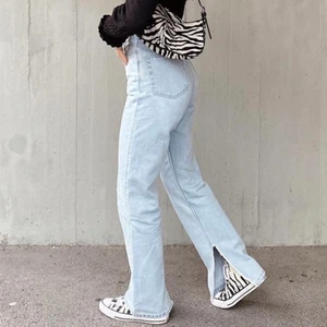 Weekday jeans med slits  - Ljusblå jeans med slits från weekday! Älskar dom men har tyvärr tröttnat lite på dom💗 (skriv för fler bilder) 