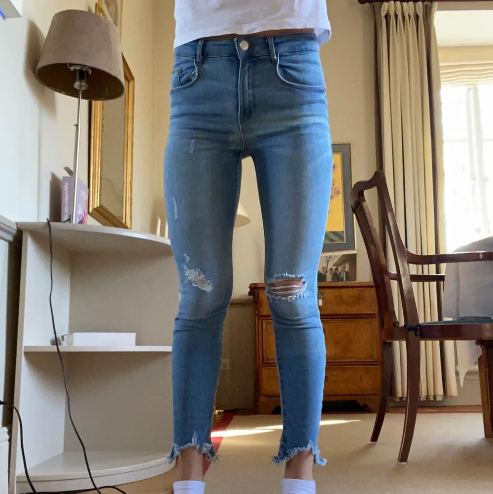 Säljer dessa skinny jeans med hål ifrån Zara, storlek 152 men är själv 1,67 och sitter på mig som på bilderna så skulle säga att de passar folk från 150-170, använda 2 gånger så helt i nyskick!. Jeans & Byxor.