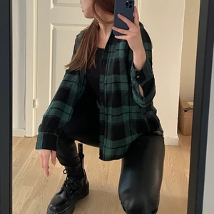 Hollister skjorta - Den här skjortan köpte jag länge sedan, men jag använder den aldrig. Grön och svart. Väldigt mjuk och fin material. 