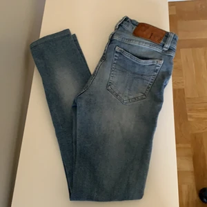 Tiger of sweden jeans W26 - Ett par skinny jeans med lite stretch i storlek W26 Dom har blivit uppsydda så dom är inte längd 34 som det står. Skulle säga att dom passar nån som är runt 155cm om man vill att dom går hela vägen ner. Köparen står för frakt, men kan ev mötas upp i Stockholm om du köper flera plagg av mig