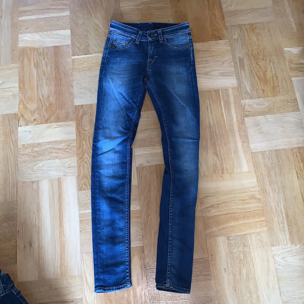 Skinny jeans i nyskick strl 25/30. Köparen står för frakt, men kan ev mötas upp i Stockholm vid köp av flera plagg.. Jeans & Byxor.