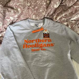 Säljer min Northern hooligans gear co som är köpt för en vecka sen. Har inte tid att lägga ut så gör det nu. Prislappen är kvar så den är helt ny och aldrig använd. Säljer för 600+frakt då den är helt ny. Strl S. Endast swish