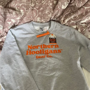 Northern hooligans gear co - Säljer min Northern hooligans gear co som är köpt för en vecka sen. Har inte tid att lägga ut så gör det nu. Prislappen är kvar så den är helt ny och aldrig använd. Säljer för 600+frakt då den är helt ny. Strl S. Endast swish