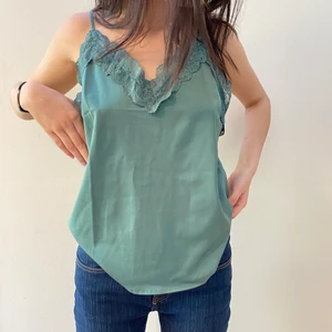 Grön festtopp💚 - Spetsad mörkgrön topp❣️ Perfekt skick o super söt till allt. KOLLA BIO!💟