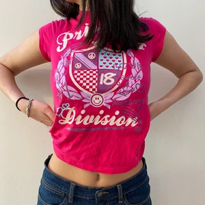 Y2K rosa topp💓 - Sjukt fin rosa topp. Y2k print o sitter fint på kroppen! Perfekt skick. KOLLA BIO!💟
