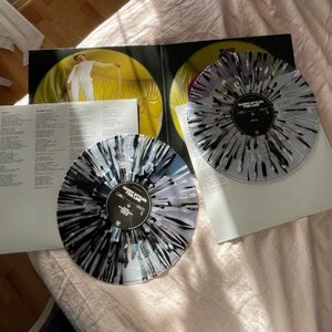 Harry Styles Fine Line Vinyl - Säljer mitt unika LP-exemplar av Harry Styles album Fine Line. Beställd ny från Danmark, limiterad upplaga. Orginalpris runt 700 kr, relativt dyrt pris då den endash är spelad vid 2 tillfällen.  Kan mötas upp i Söderköping eller Norrköping eller frakta mot betalning.