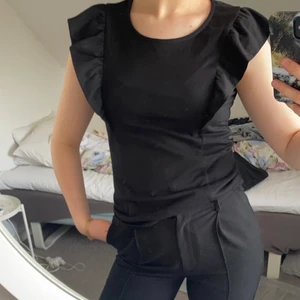 Volang topp - Svart volang tröja😍 Köpt på zalando, Anna Fields kollektion. (Finns inte kvar i storlek) 