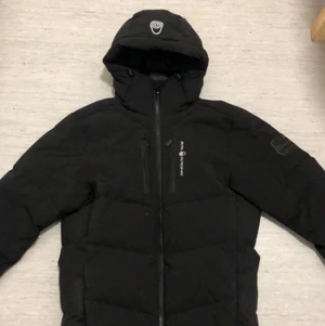 Sail racing jacka - Hej, säljer min sailracing jacka för ett bra pris, jackan är i bra skick och ändast använd denna vintern. Storlek S men passar M