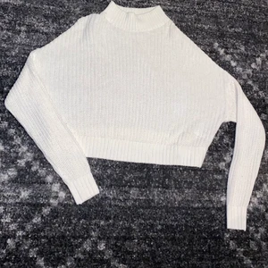 Stickad tröja  - En vit stickad tröja med bred passform, halvpolo i halsen och ”ihålig” i tyget. Tröjan är använd fåtalet gånger och är som ny. 60kr + 78kr frakt