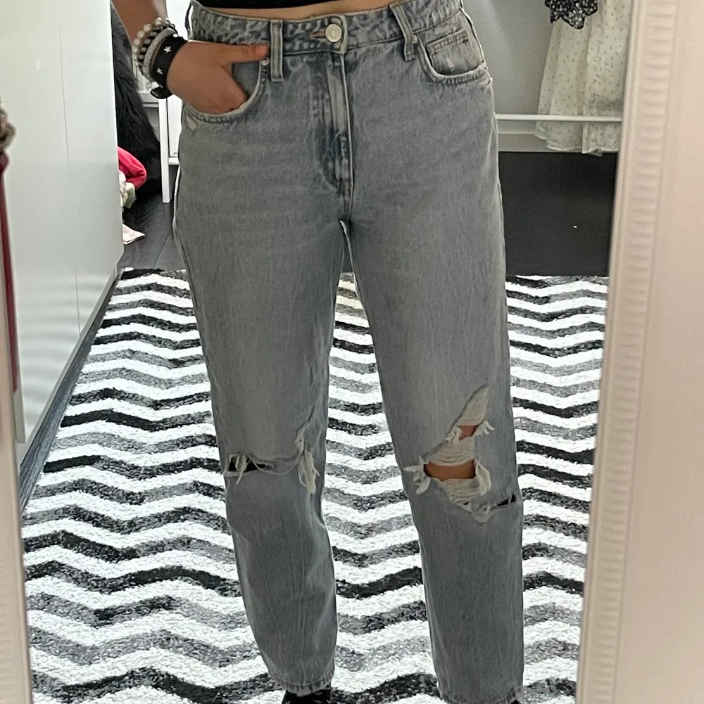 Jeans från Zara med hål och slitningar. Storlek 38 och cropped på mig som är 167 så är normallängd på någon som är ca 160cm.. Jeans & Byxor.