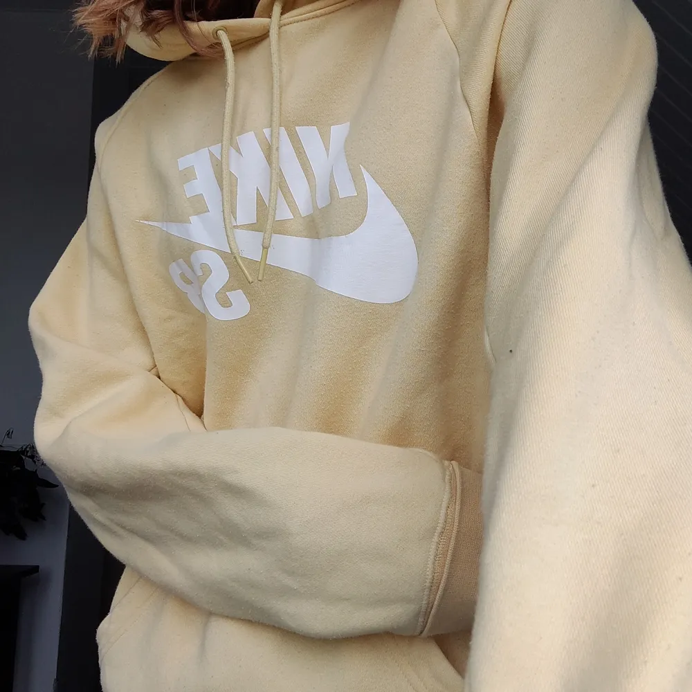 Så fin gul färg, hoodie i overzise s från Nike SB💛💛💛. Hoodies.