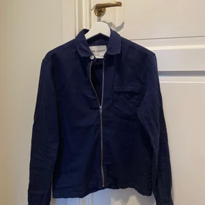 OUR LEGACY OVERSHIRT  - Säljer nu min our legacy overshirt på grund av att den blivit för liten. Den är i super bra skick utan några defekter. Den är i storlek 46 vilket motsvarar en liten Medium/Small. Säljer för 950 men det är inte hugget i sten. Nypris över 3000 kr. Skriv i DM vid frågor😃
