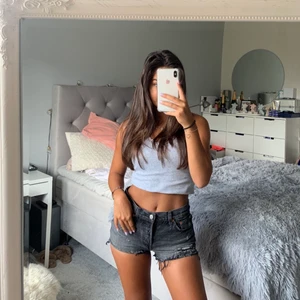 Levis - Levis jeansshorts i storlek xs/s. Använt ca 2 gånger och är i väldigt fint skick! Säljer pga att dem är för små för mig. Köp direkt för 300kr + frakt