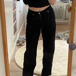 Svarta raka manchesterbyxor  - Raka Manchesterbyxor från monki storlek 38. Perfekt skick, knappt använda. Möts i Stockholm eller skickar mot tilläggskostnad.