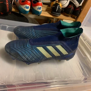 Adidas predator, skruvdubb - Adidas fotbollsskor, använda 3 ggr tvättar av dem innan jag skickar dem, köpte dem för strax över 2000 lite små i storleken, gissar på att dem är bra till storlek 41
