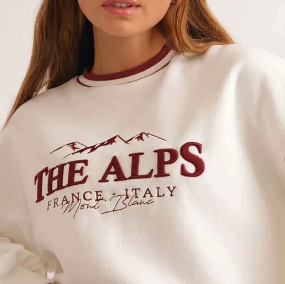 säljer min populära the alps sweatshirt från chiquelle pga att den inte kommit till användning :( kom privat för mer bilder. Tröjor & Koftor.