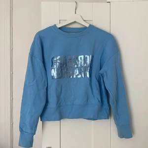 Mads Norgaard tröja  - Blå Mats Norgaard tröja med silvrig text! Storlek xs      