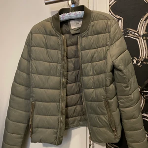 Tunn jacka - Säljer en tunnare ”dun” jacka från Bershka i storlek XS. Jätte söt verkligen och superfin olivgrön färg.