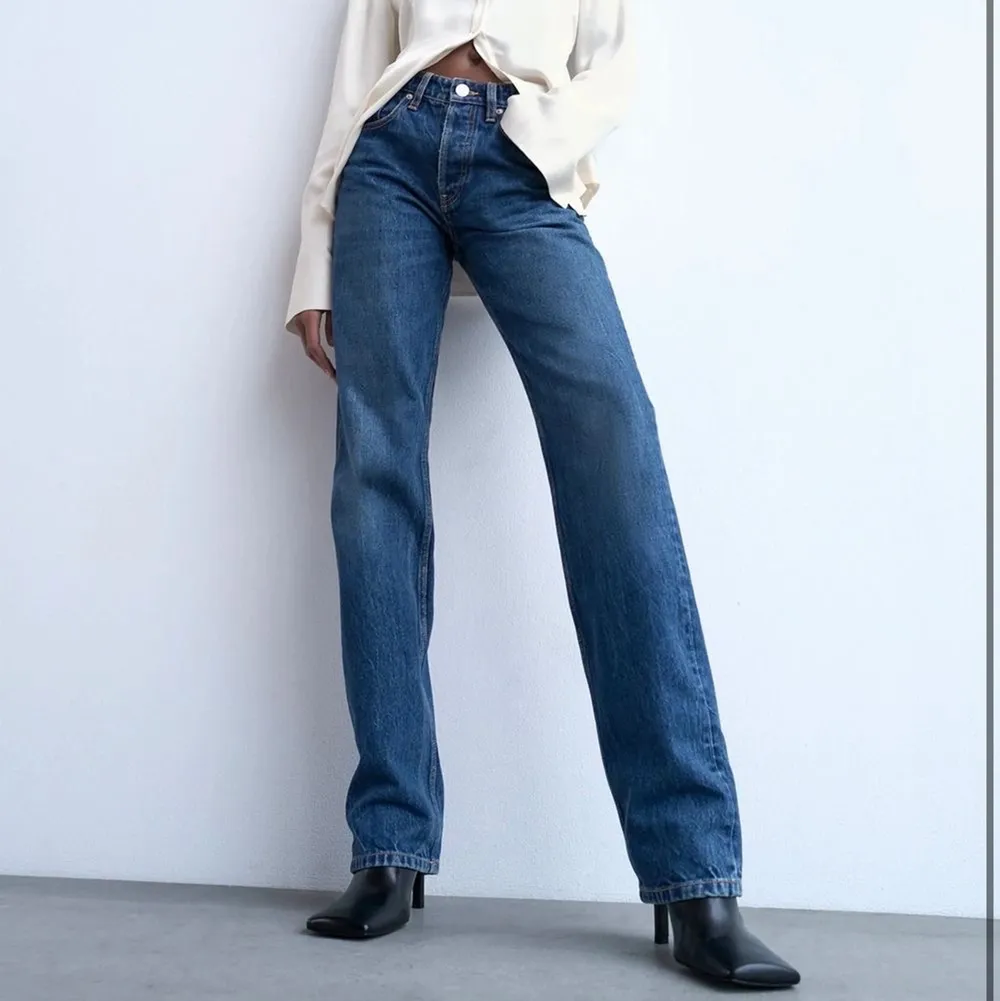 Ett par zara mid rise jeans i storlek 34!☺️☺️🔥. Jeans & Byxor.