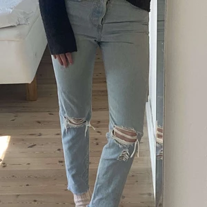 Levis jeans - Ett par mycket snygga jeans i 100% Cotton. Riktigt bra jeans material. Fint skick💙 Köpta  i Levis butik i USA. Modellen är 170 jag som 160 kan även använda de bra. 