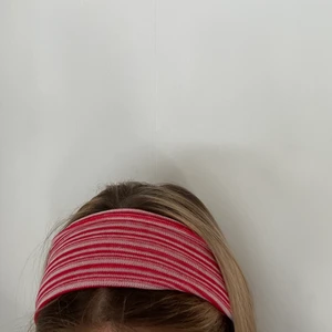 Hårband. - Säljer detta fina hårband, liknar det ifrån Matilda Djerf. Sålde på ett annat konto förut som helt har försvunnit, om ni som har köpt har frågor skriv gärna här. 💕 120kr + 20kr frakt!!
