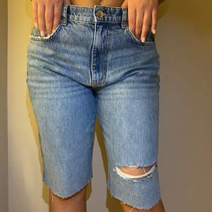 Baggy jeans från Gina Tricot , dom var långa men klippte till sommaren ☺️ ff snygga!!
