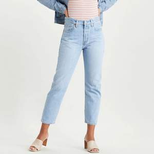 Knappt använda Levis jeans. Modell 501, storlek 26. Passar XS/S. Nypris 1099, säljer för 500 kr + frakt 