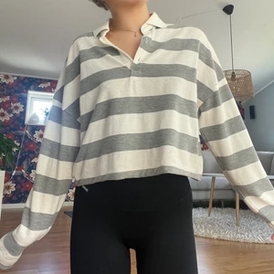 Tröja  - Vit grå randig tröja från Gina Tricot. Fint skick! Skicka meddelande vid frågor/intresse🥰