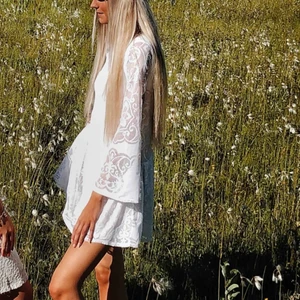 Vit klänning - Första bilden lånad av tjejen jag köpte den av.. Säljer pga lite liten på mig. Perfekt skick. Väldigt gullig sommarklänning eller student kanske!