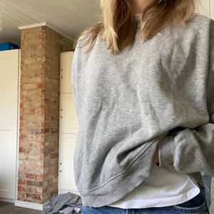 Grå sweatshirt  - Grå overzised sweatshirt, ganska tunt tyg men sjukt skön! Sitter jättesnyggt på. 