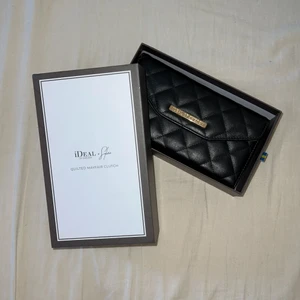 Plånboksfodral från iDeal of Sweden - Bra skick, stark magnet i fodralet med tillhörande magnetiskt mobilskal som enkelt fäster telefonen i plånboken. Passar iPhone 8 Plus, iPhone 7 Plus, iPhone 6 Plus & iPhone 6S Plus. Nypris ca 399kr.