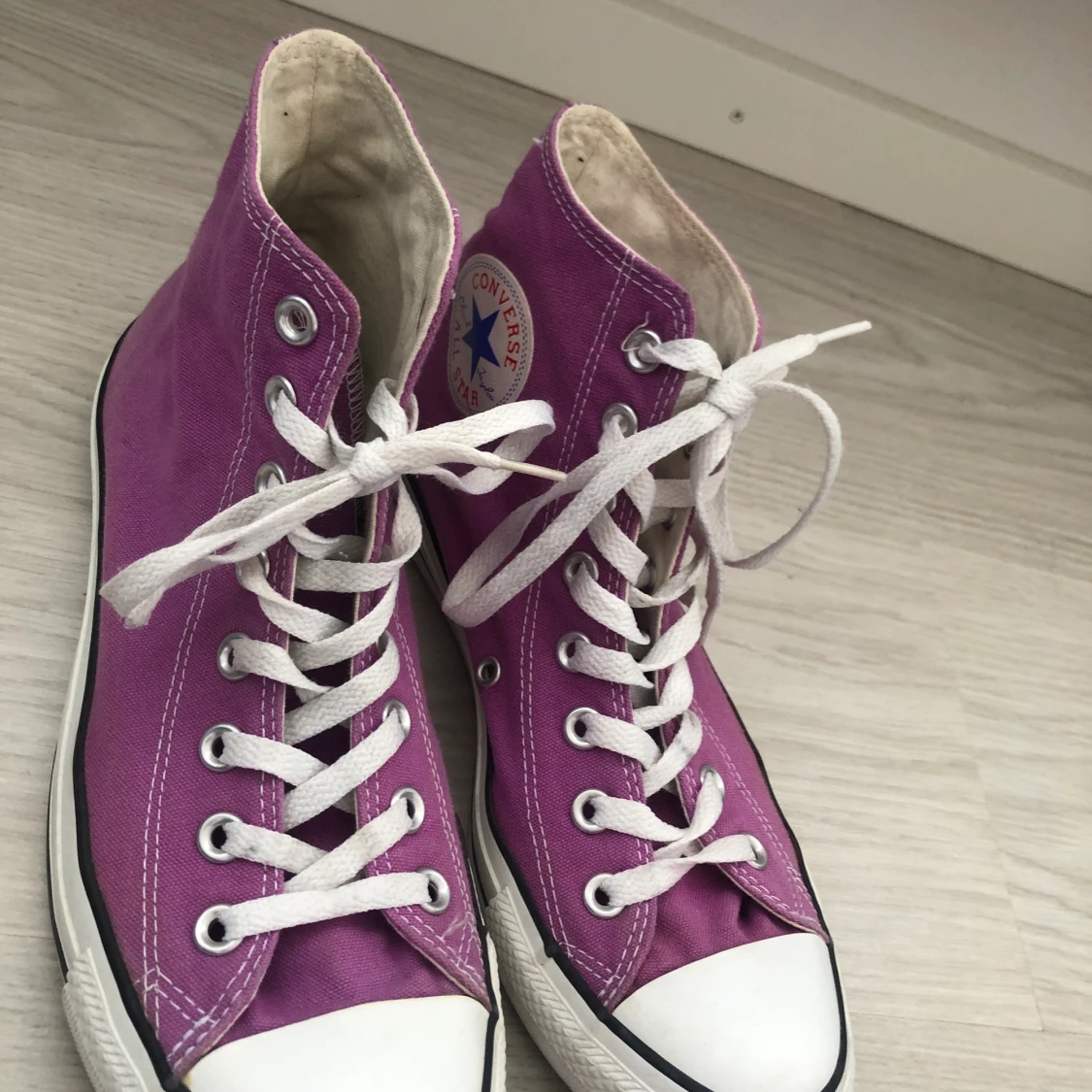 Lila converse