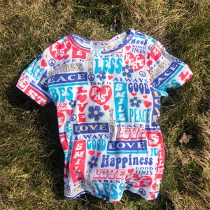 Baby tee - En crop top från Urban outfitters i strl S som sitter supersnyggt! I princip oanvänd. Kan mötas upp i Göteborg annars kostar frakt 45kr🐥