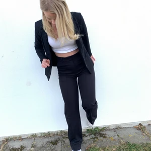 Kostymbyxor från Madlady  - Säljer dessa kostymbyxor från Madlady då jag har 2 par. 