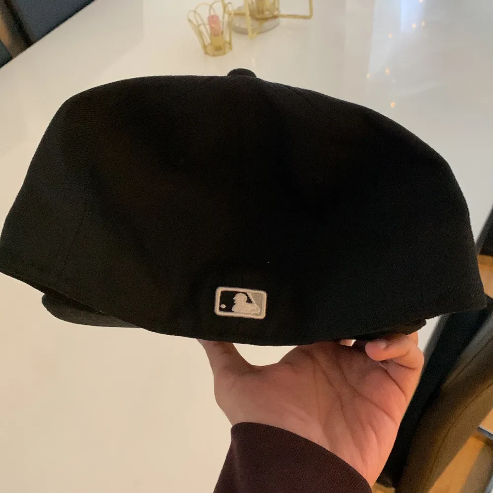 Helt ny oanvänd New era fitted cap strl 7 1/2 men passar även lite större. Accessoarer.