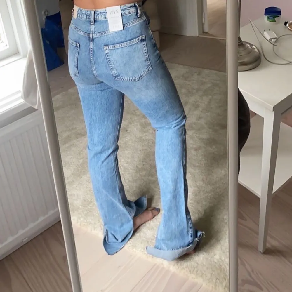 Fina jeans från zara i storlek 38 i bootcut modell med slits. Använda 1 gång. . Jeans & Byxor.
