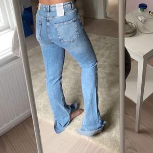 Fina jeans från zara i storlek 38 i bootcut modell med slits. Använda 1 gång. 