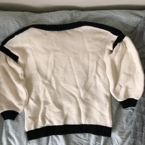 Stickad tröja  - Vit/svart stickad tröja från Gina tricot. Storlek XS. 