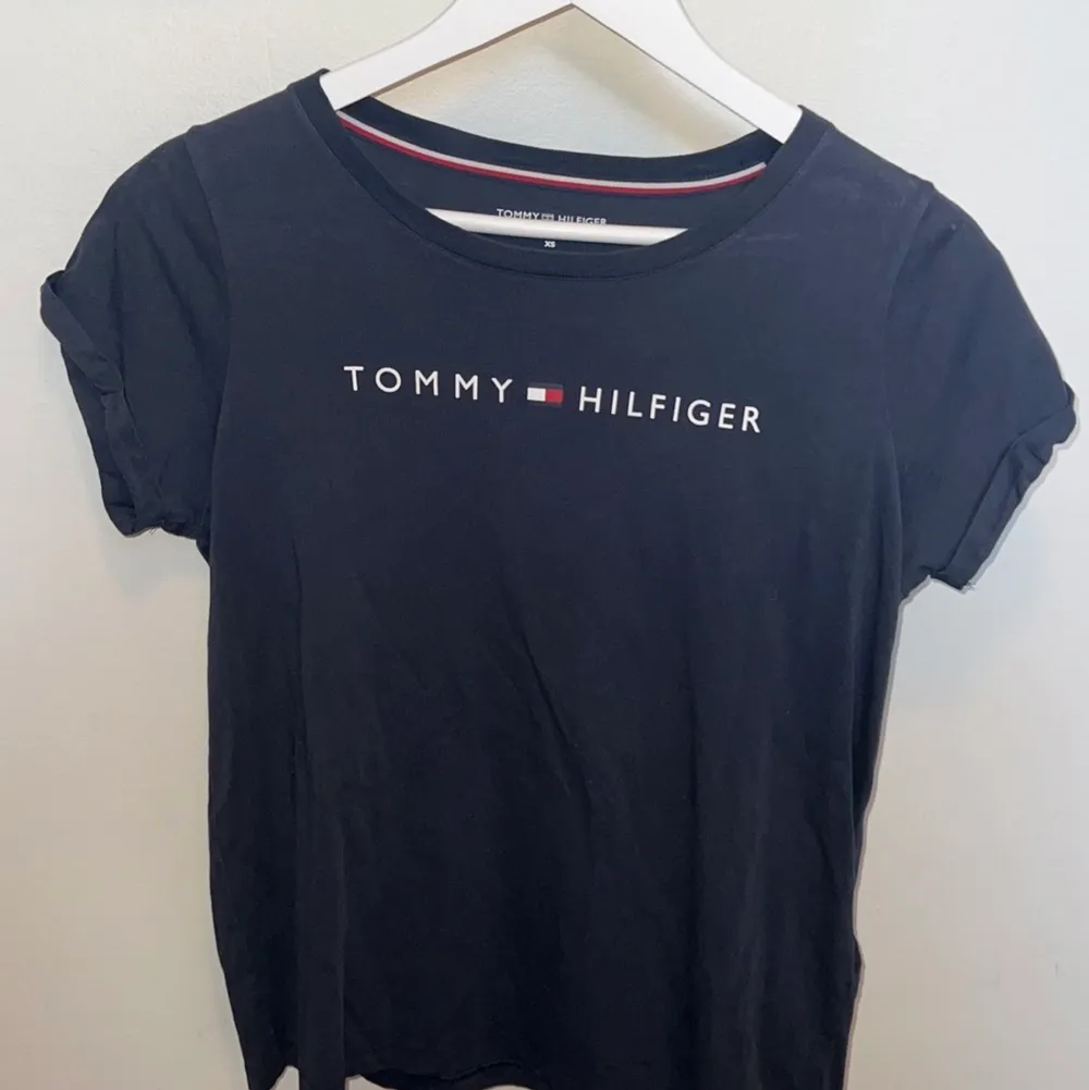 En jättefin Tommy hilfiger t-shirt i storlek XS. Marinblå (Äkta). Nypris ca500kr✨. T-shirts.