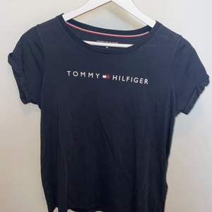 En jättefin Tommy hilfiger t-shirt i storlek XS. Marinblå (Äkta). Nypris ca500kr✨