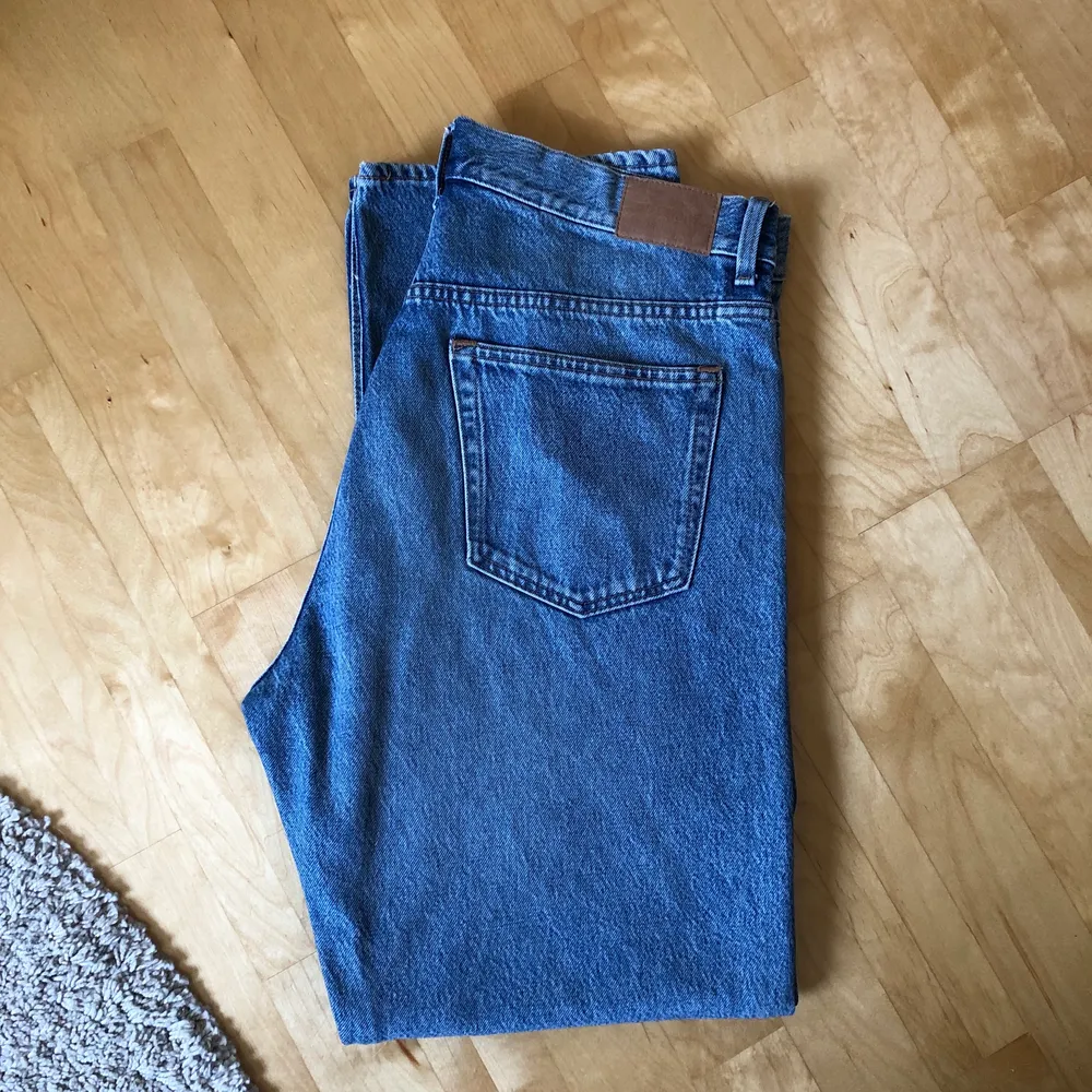 Säljer dessa ljusblåa jeans från weekday. Strl 32/30, fint skick. Pris: 200kr!. Jeans & Byxor.